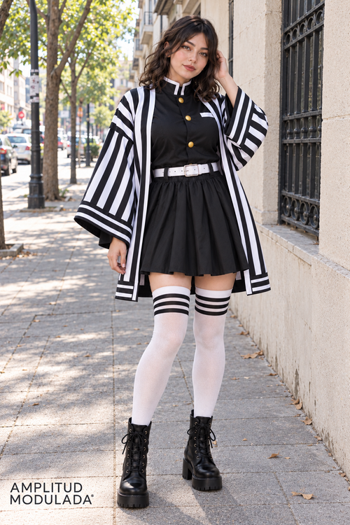 Cosplay Obanai Iguro de mujer con falda y medias blancas - vista lateral