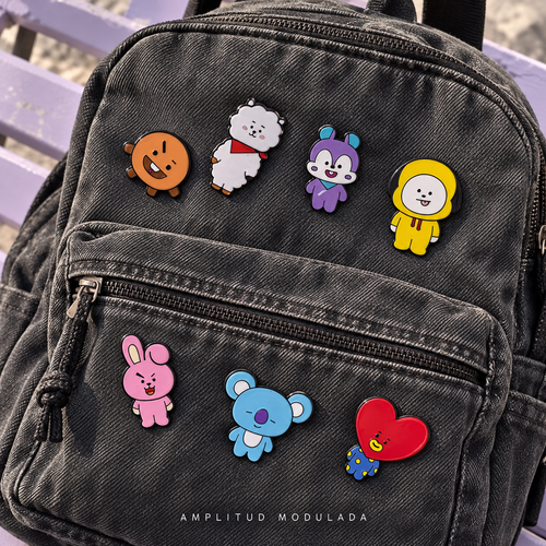 Pines BT21 en mochila de mezclilla