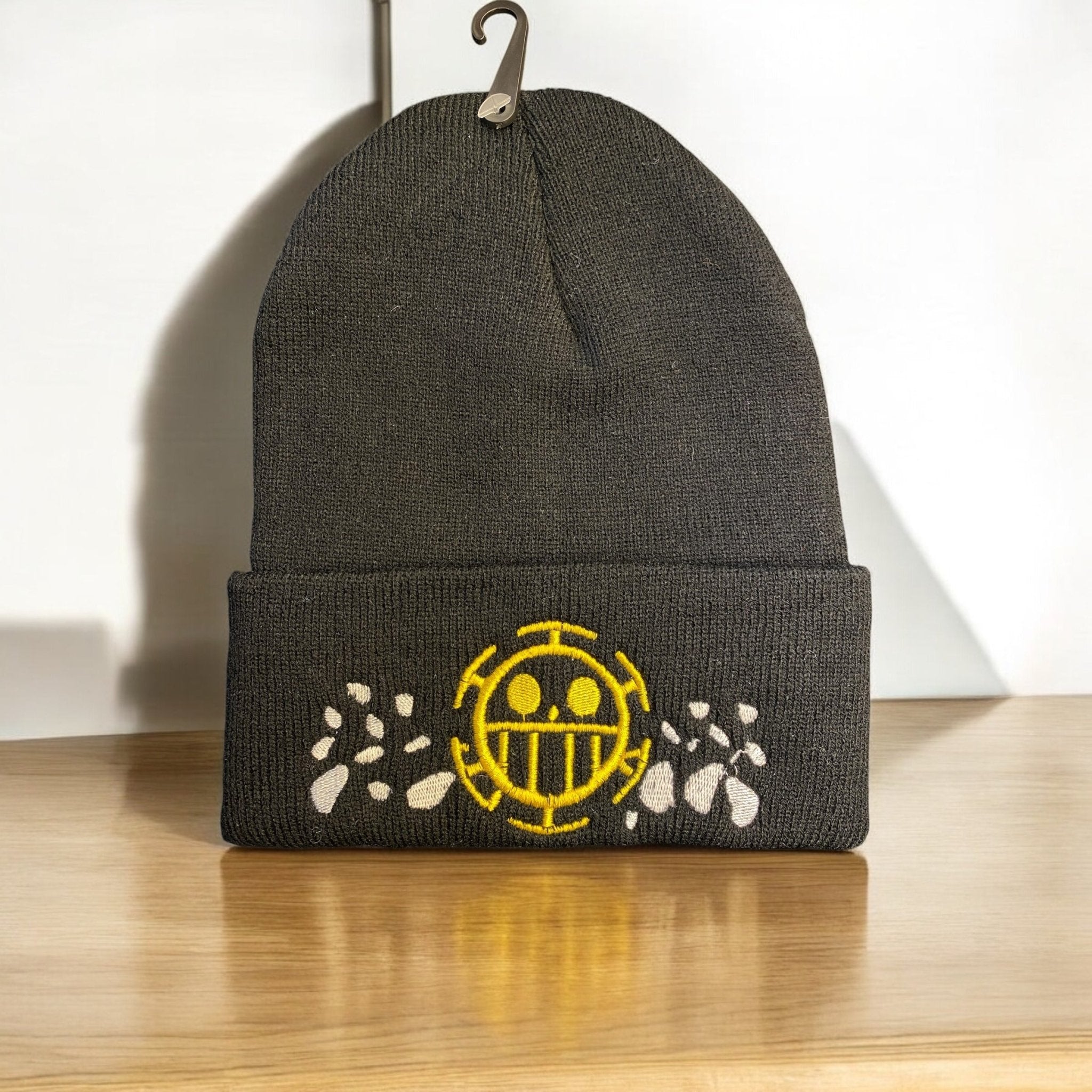 Gorro de lana Trafalgar Law bordado - amplitudmodulada