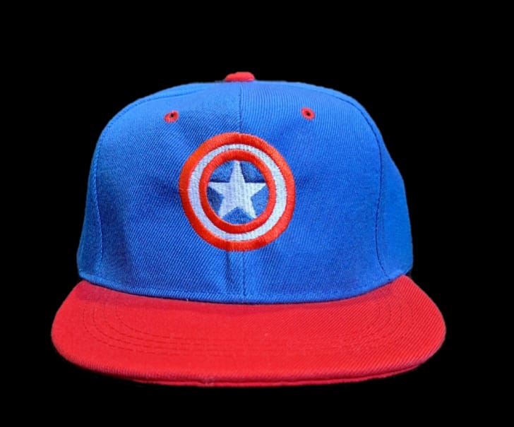 Jockey o gorro de capitan america bordado - amplitudmodulada