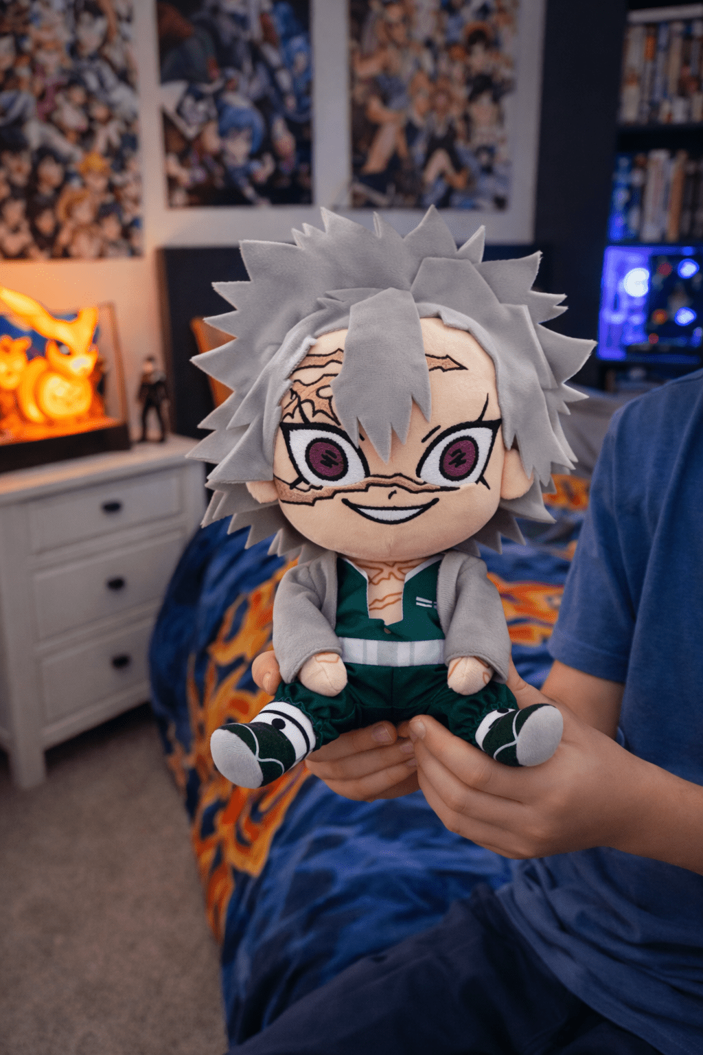 Peluche Kimetsu No Yaiba Sanemi 23 cm - amplitudmodulada